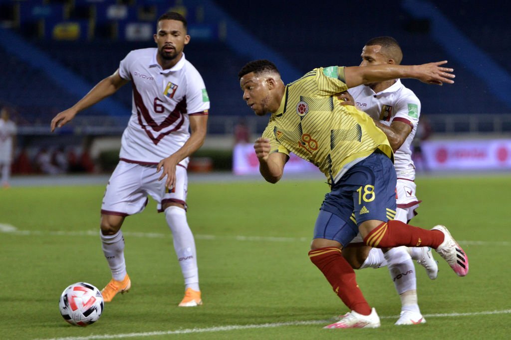 Frank Fabra contra Venezuela en la ida de las Eliminatorias a Qatar, ganada por Colombia 3-0