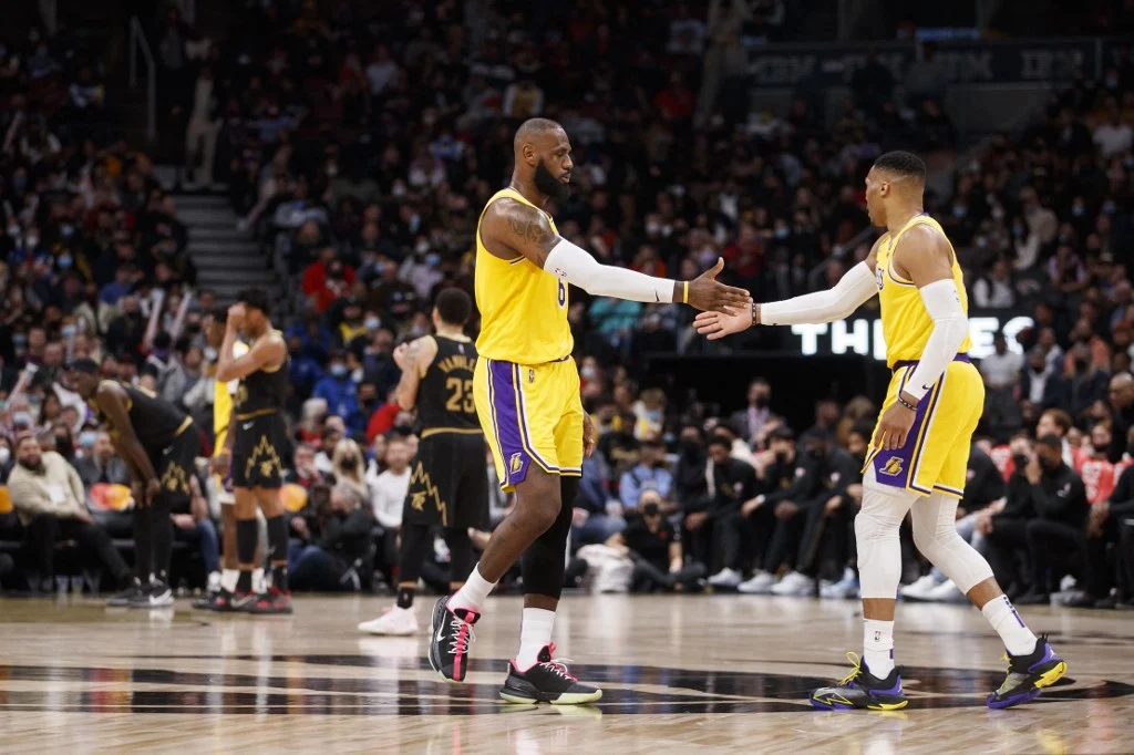 Respaldados en LeBron los Lakers cortan racha de Raptors