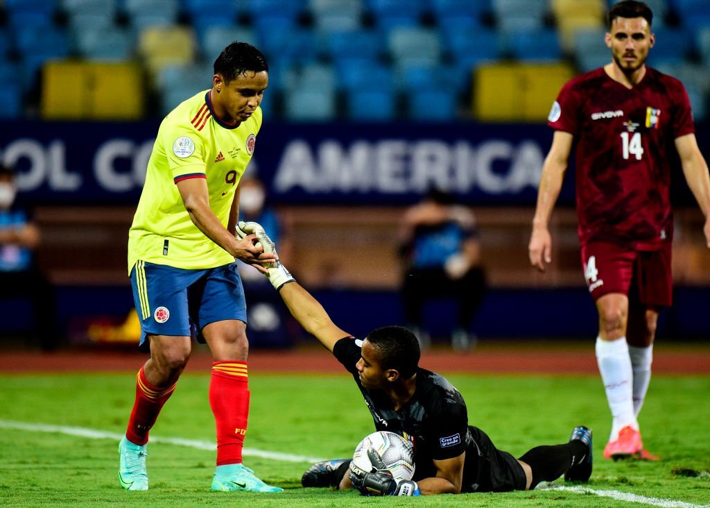 Luis Muriel contra Wuilker Faríñez en la Copa América 2020