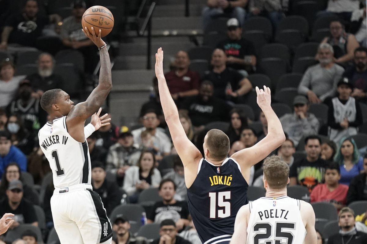 Los Spurs derrotaron a los Nuggets, y aseguraron su pase al Play In