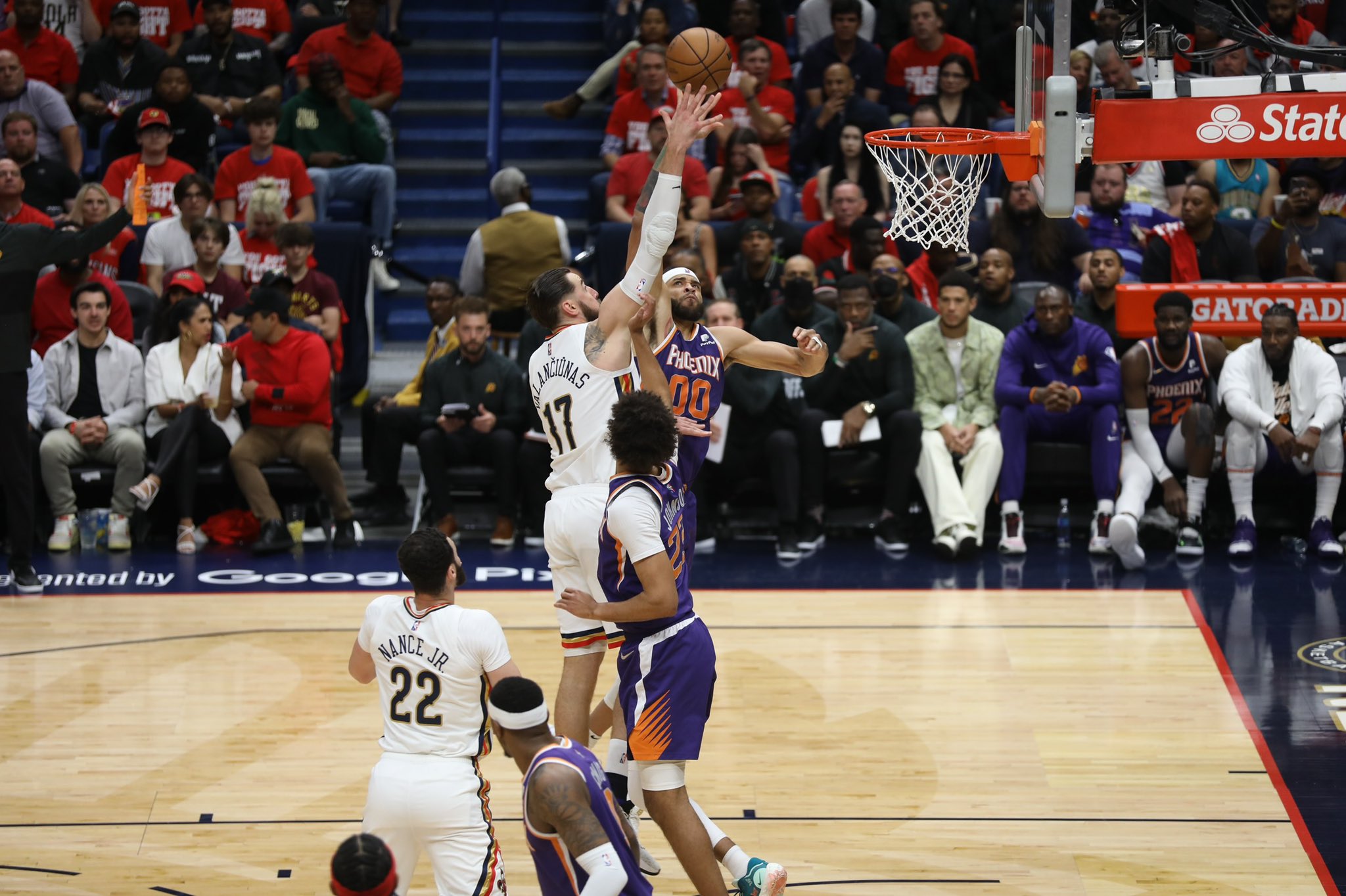 Jonas Valanciunas, imperial ante los Suns: Pelicans iguala la serie