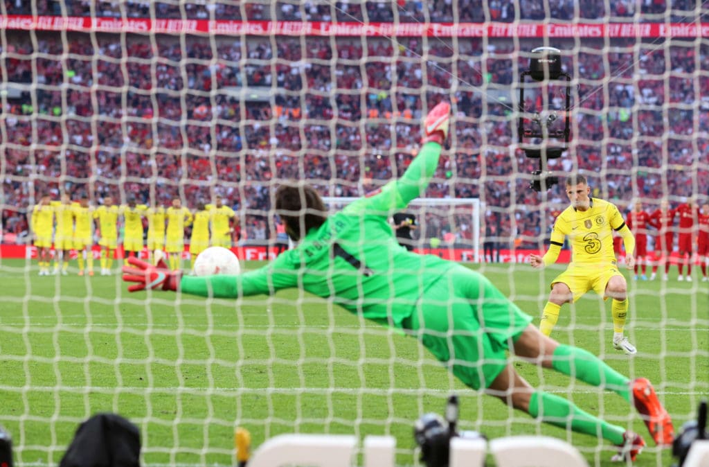 Alisson Becker le detiene el tiro a Mason Mount