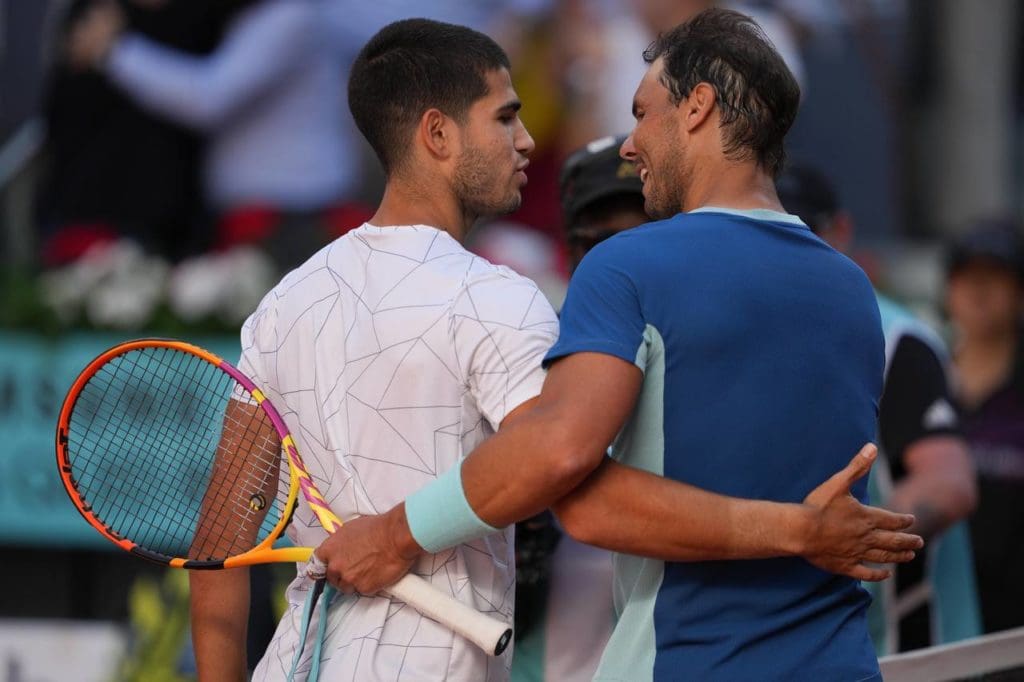 Alcaraz y Nadal juntos en la red.