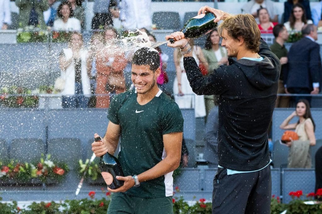 Zverev celebrando con Carlos Alcaraz.