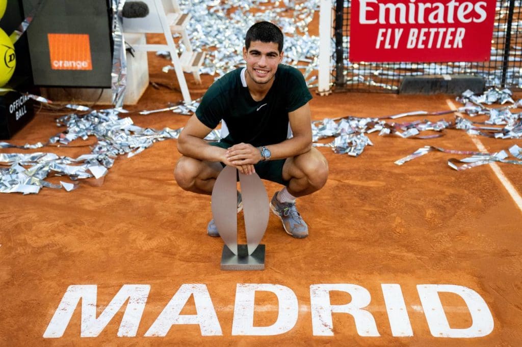 Carlos Alcaraz con el trofeo de campeón del Mutua Madrid Open.