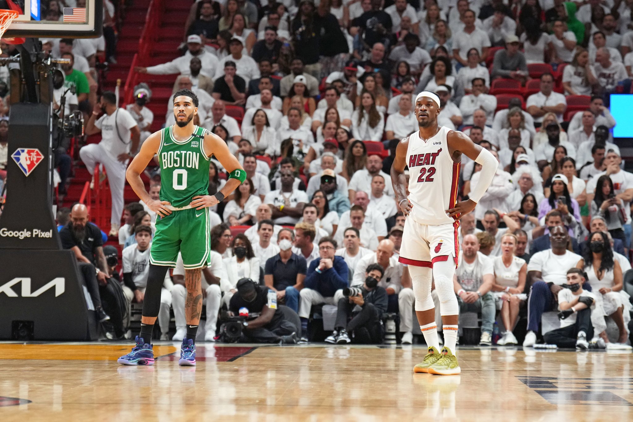 Los Boston Celtics aplastaron al Miami Heat e igualaron la serie.