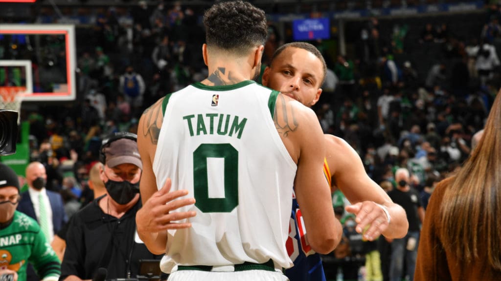 Jayson Tatum y Stephen Curry