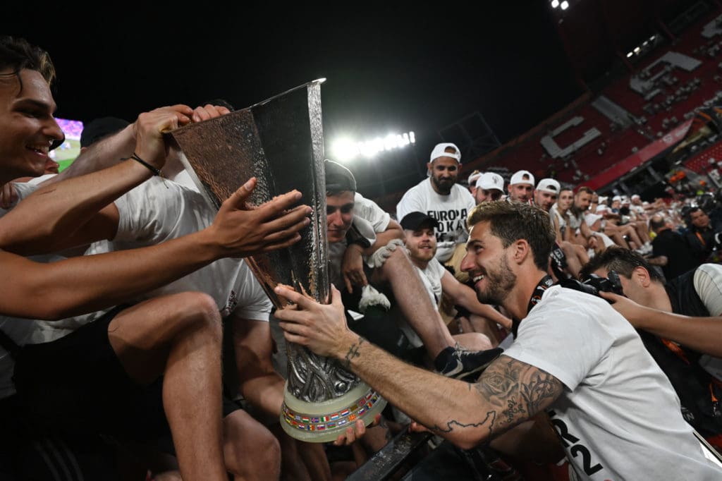 El festejo de Kevin Trapp con los fanáticos, tras llevar al Eintracht Frankfurt a la victoria en Europa League