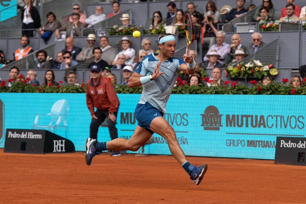 Nadal jugando un punto durante el partido. Fotografía de Víctor Ramos.