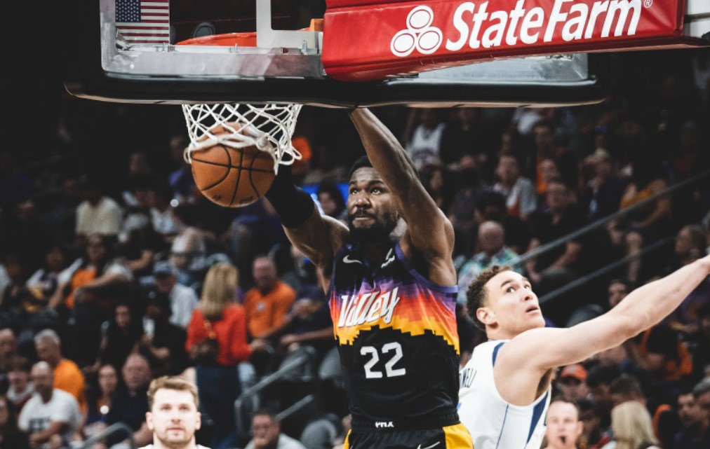 DeAndre Ayton domina la pintura y los Suns se ponen adelante ante Mavs