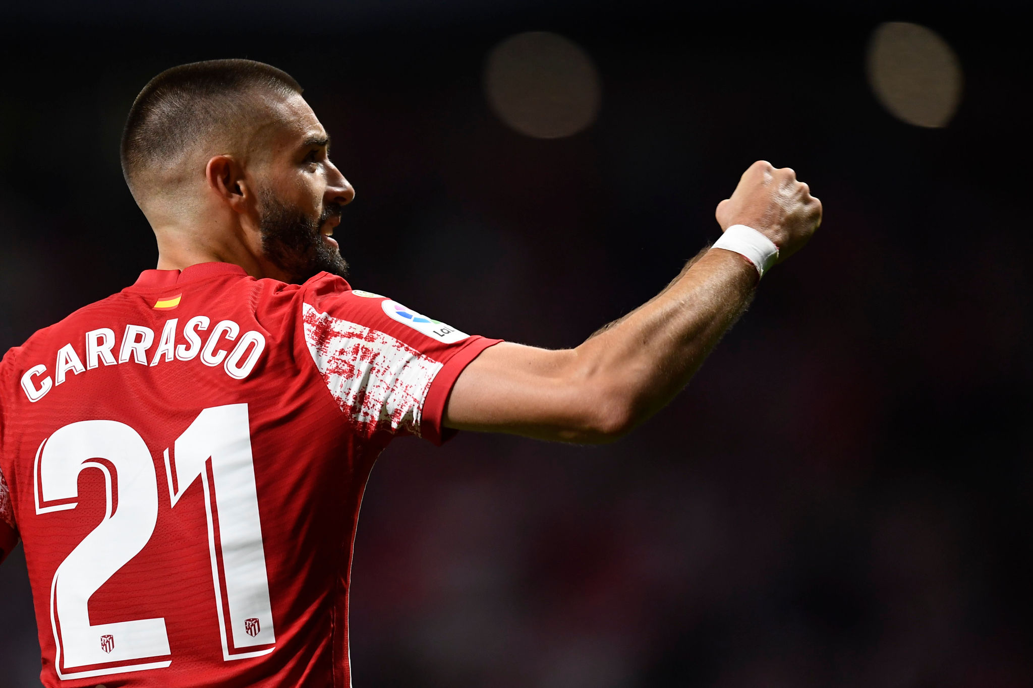 Yannick Ferreira Carrasco celebra su gol para el triunfo del Atlético de Madrid en el derbi