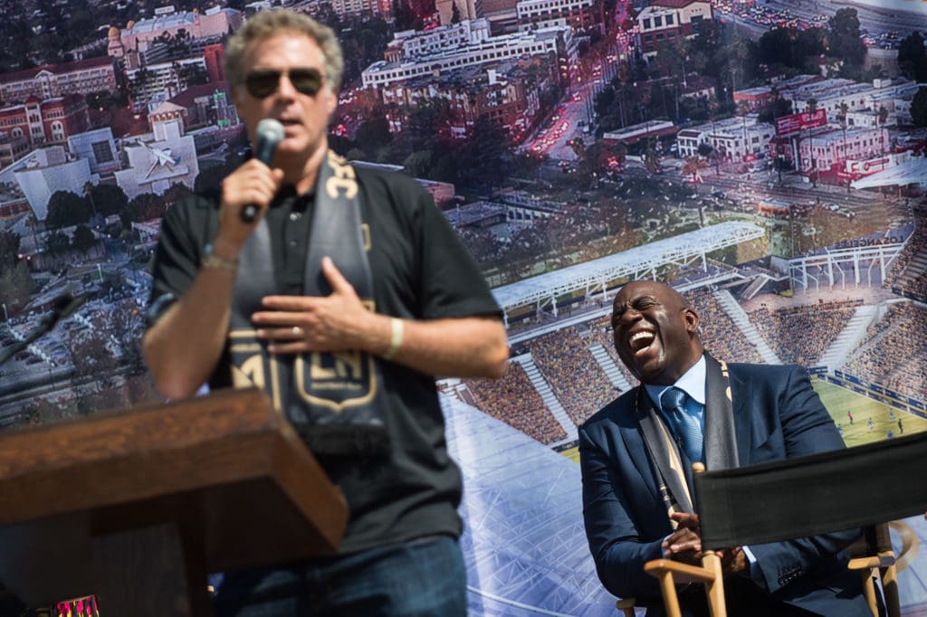 El actor Will Ferrell y la leyenda de la NBA, "Magic" Johnson, dos de los propietarios del LAFC