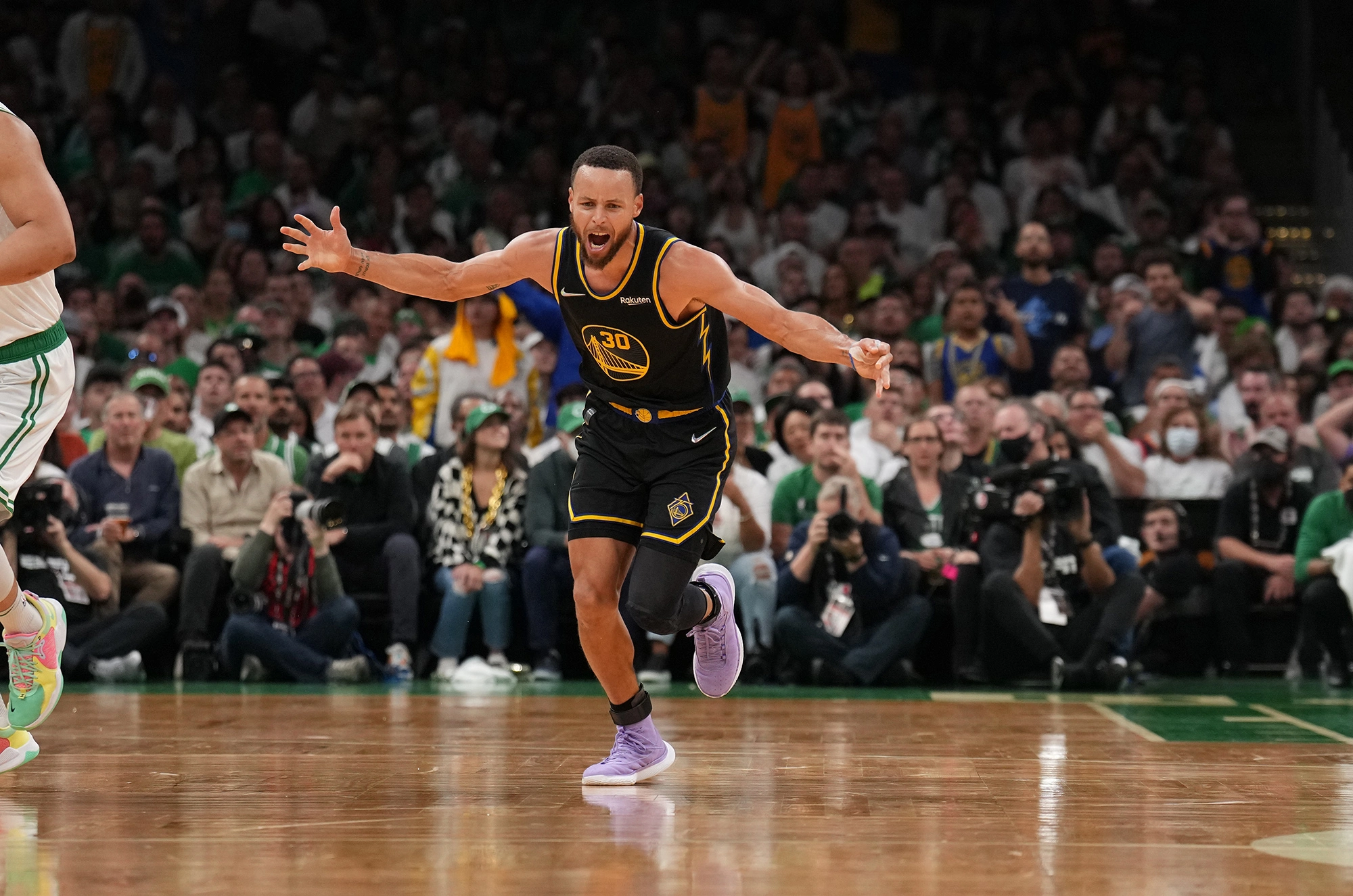 Los Warriors están vivos; 43 puntos de Steph Curry empatan la serie 2-2