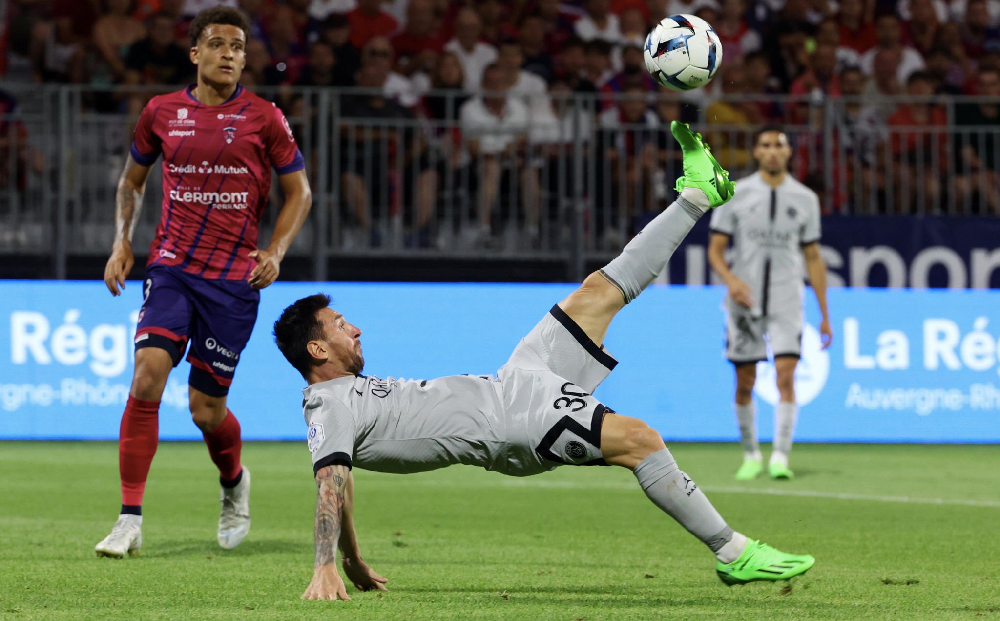 Ligue 1: Así fue la primera chilena en la carrera de Leo Messi