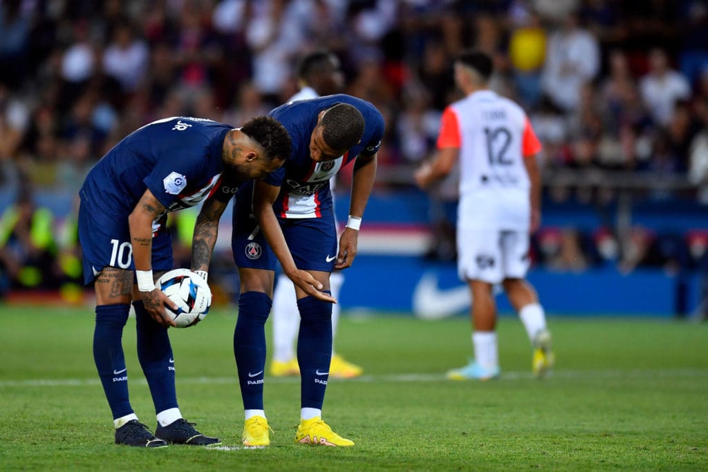 Neymar y Kylian Mbappé en el episodio del penal