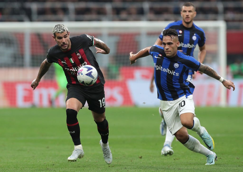 Theo Hernández y Lautaro Martínez en el duelo entre Milan e Inter