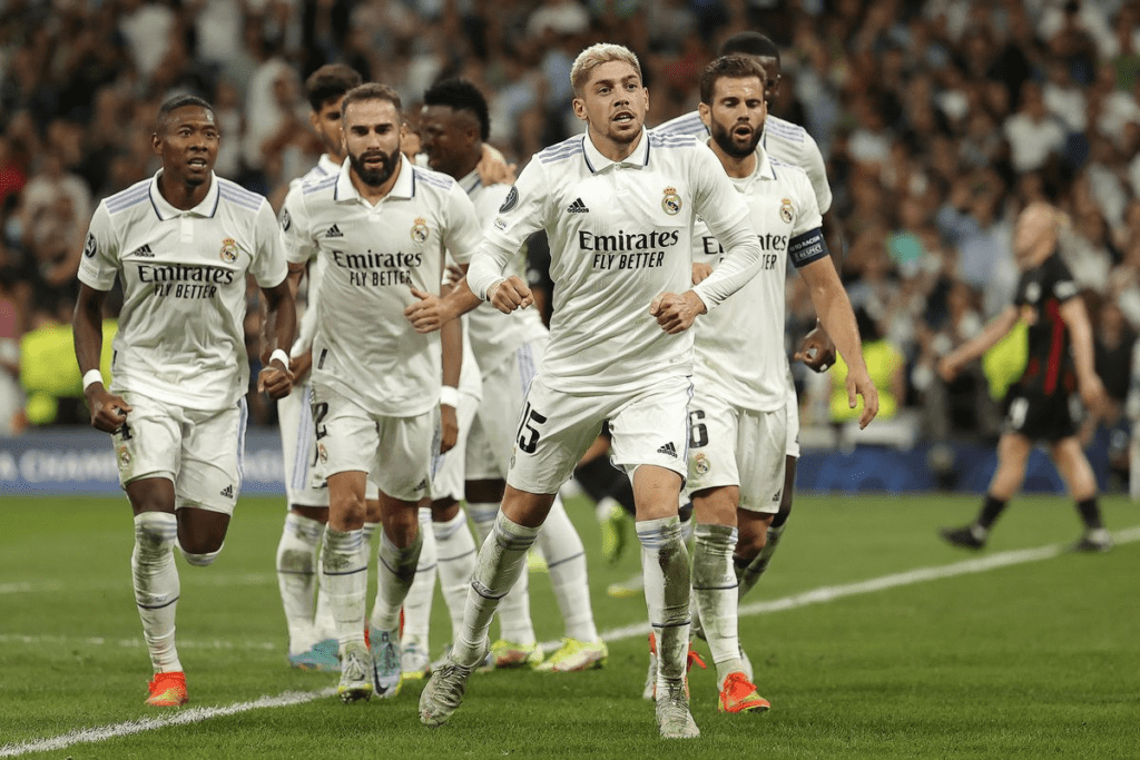 Real Madrid celebrando el gol de Valverde contra el Leipzig.