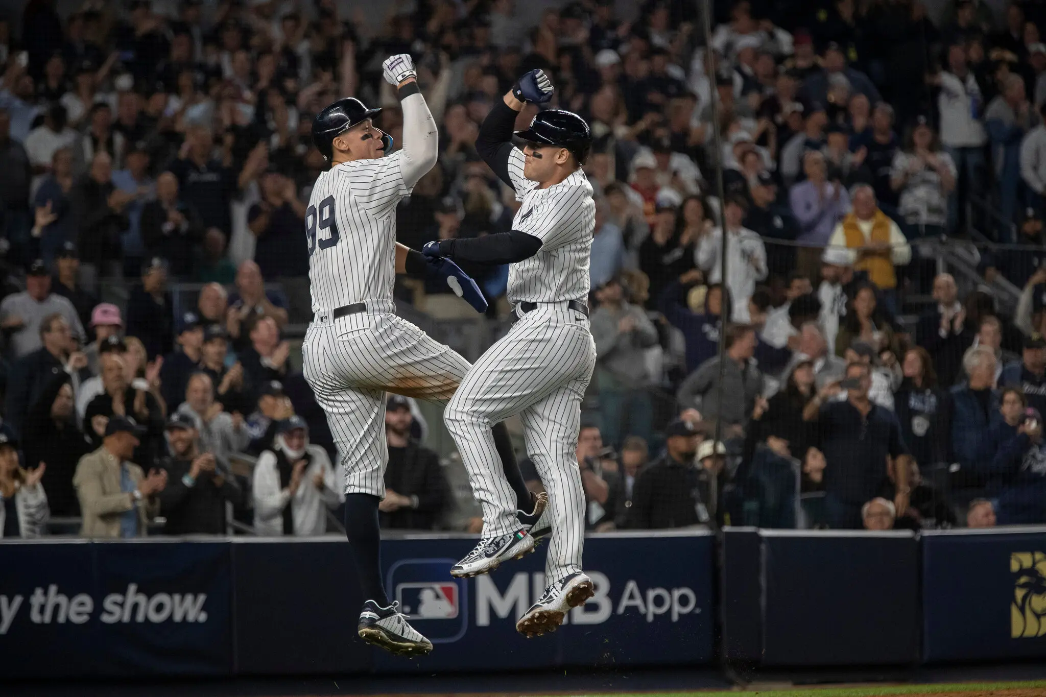 ¡A punta de jonrones! Los Yankees se llevan el primero de la Serie Divisional