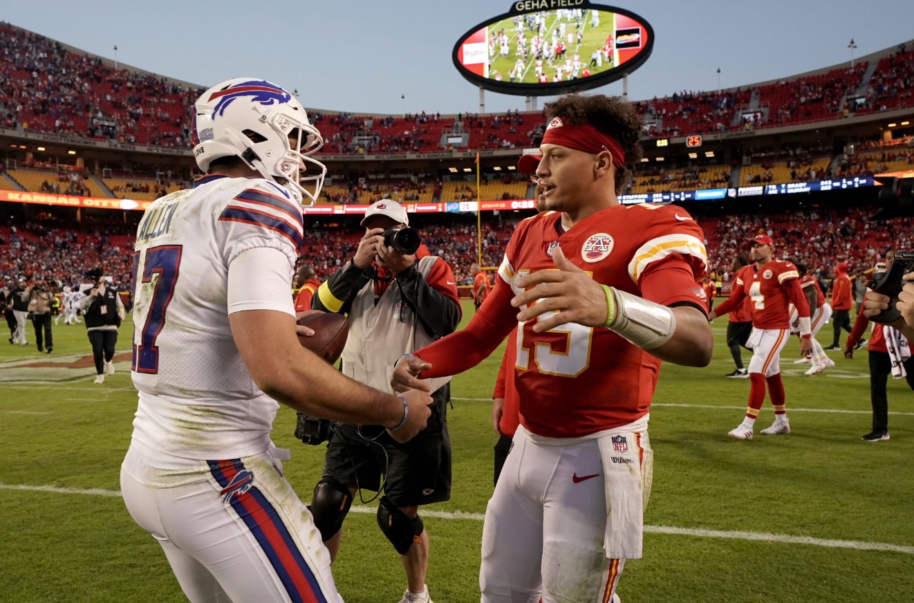 Josh Allen le gana el pulso a Patrick Mahomes y los Bills extienden su racha