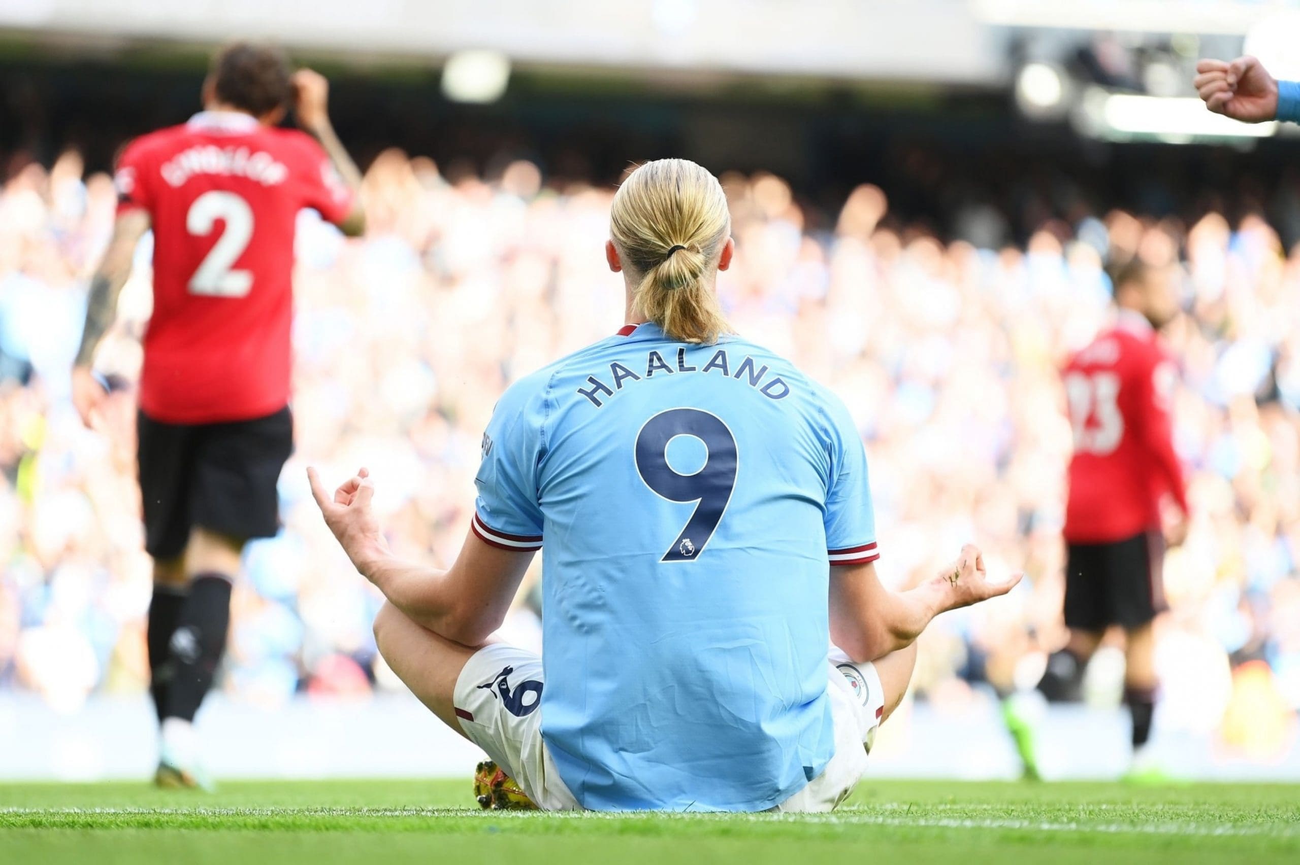 Erling Haaland destrozó al Manchester United en el derbi: triplete y dos asistencias