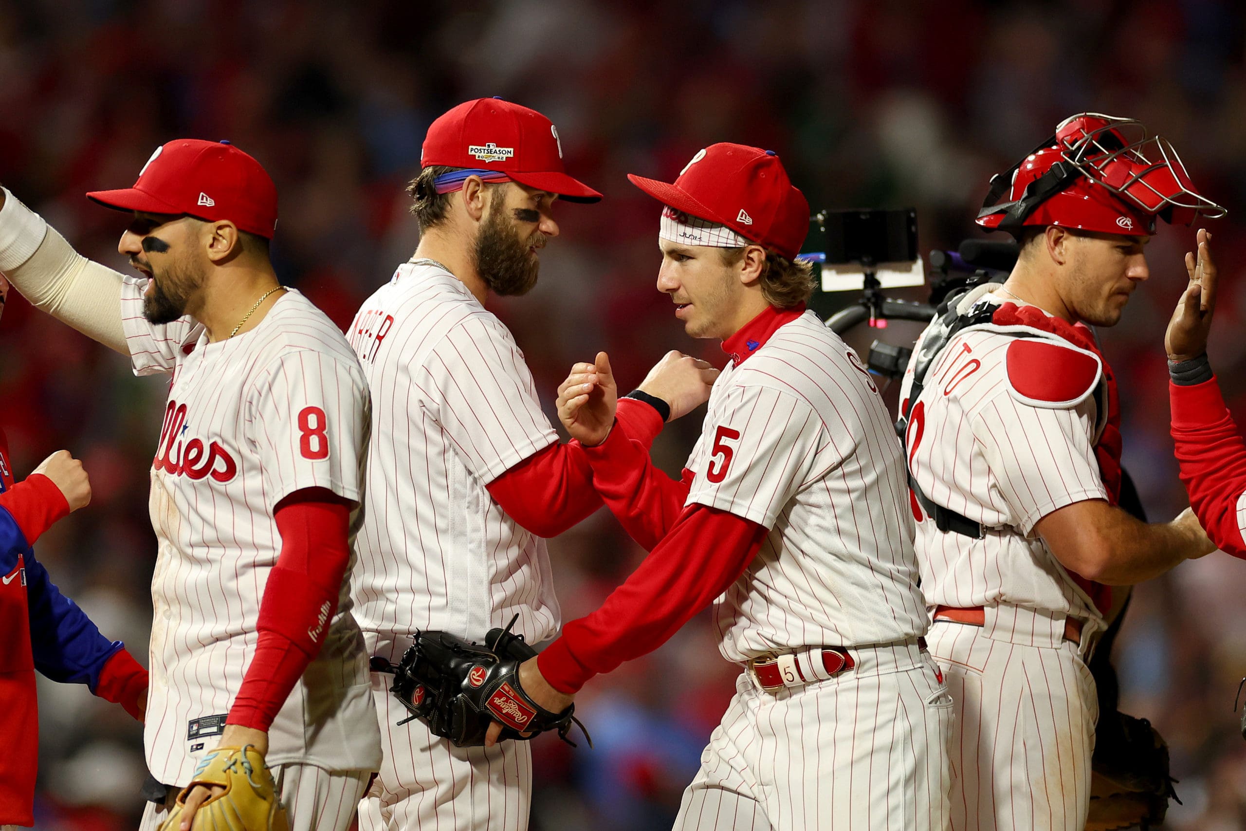 Phillies con un pie de la Serie Mundial