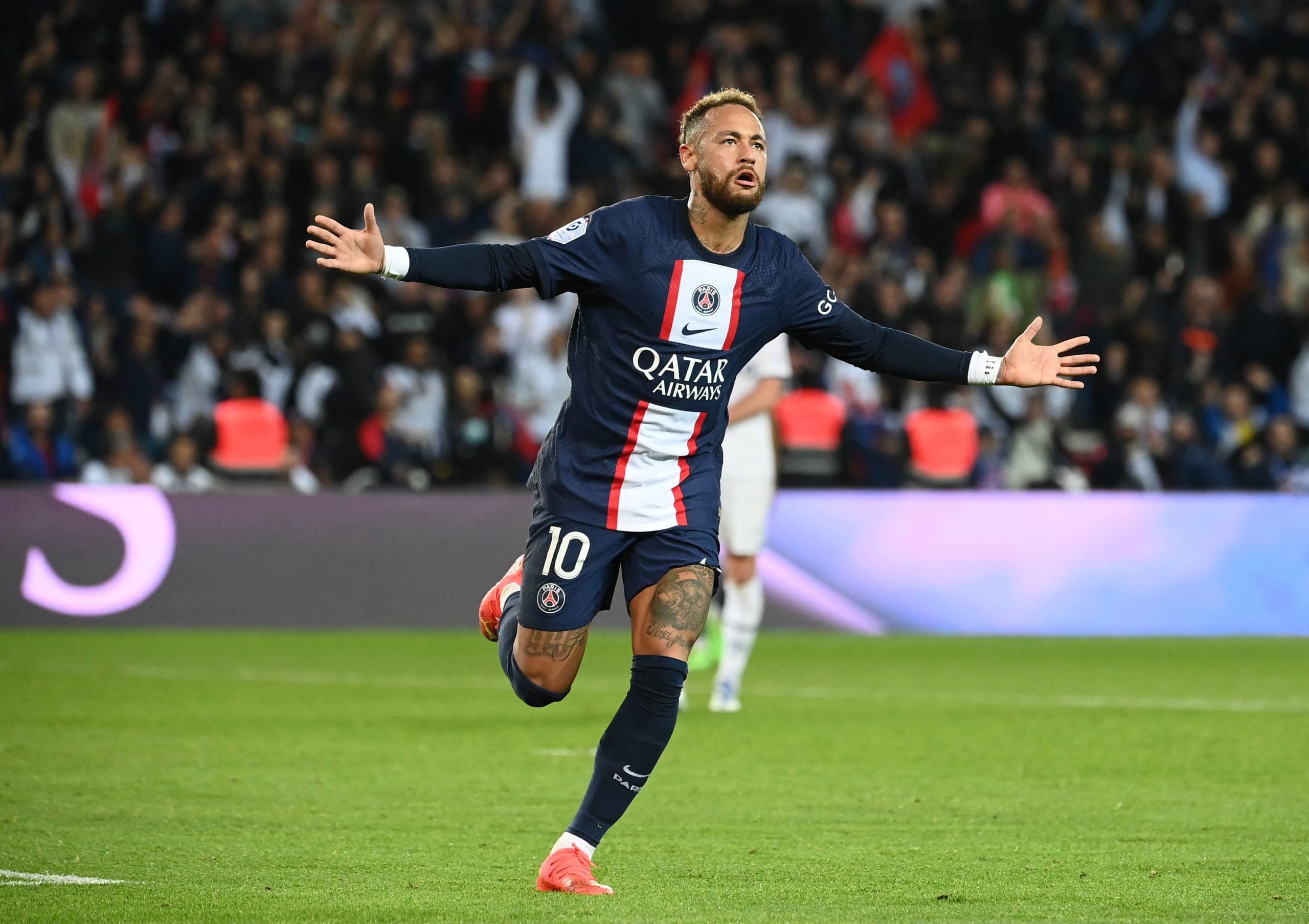 Neymar le da la victoria al PSG en el clásico francés