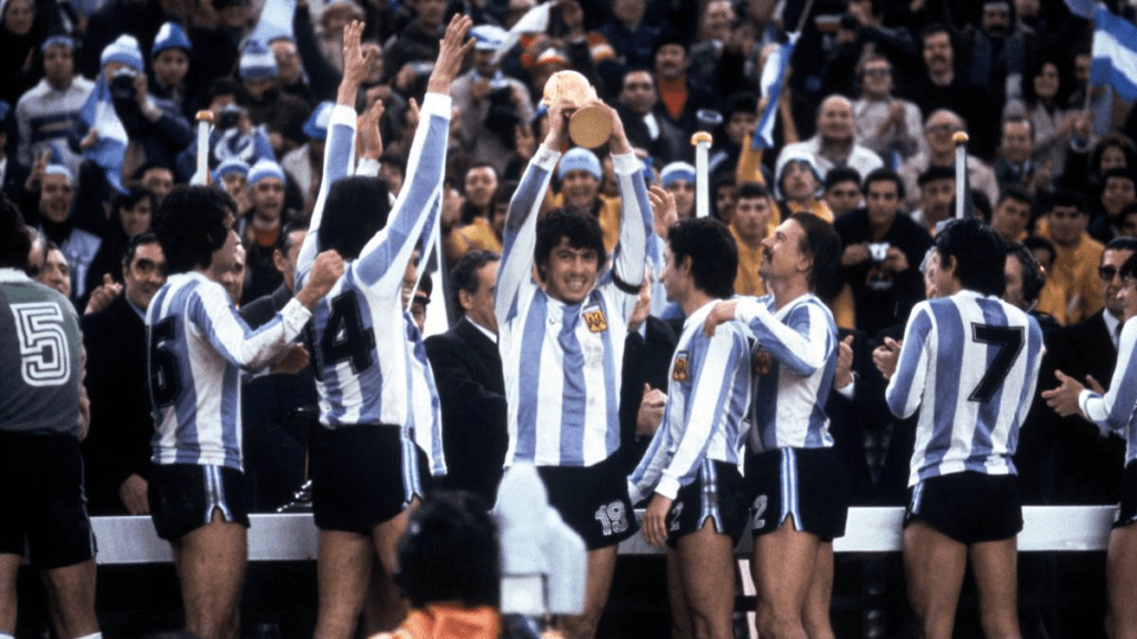 Argentina levantando el trofeo de campeón