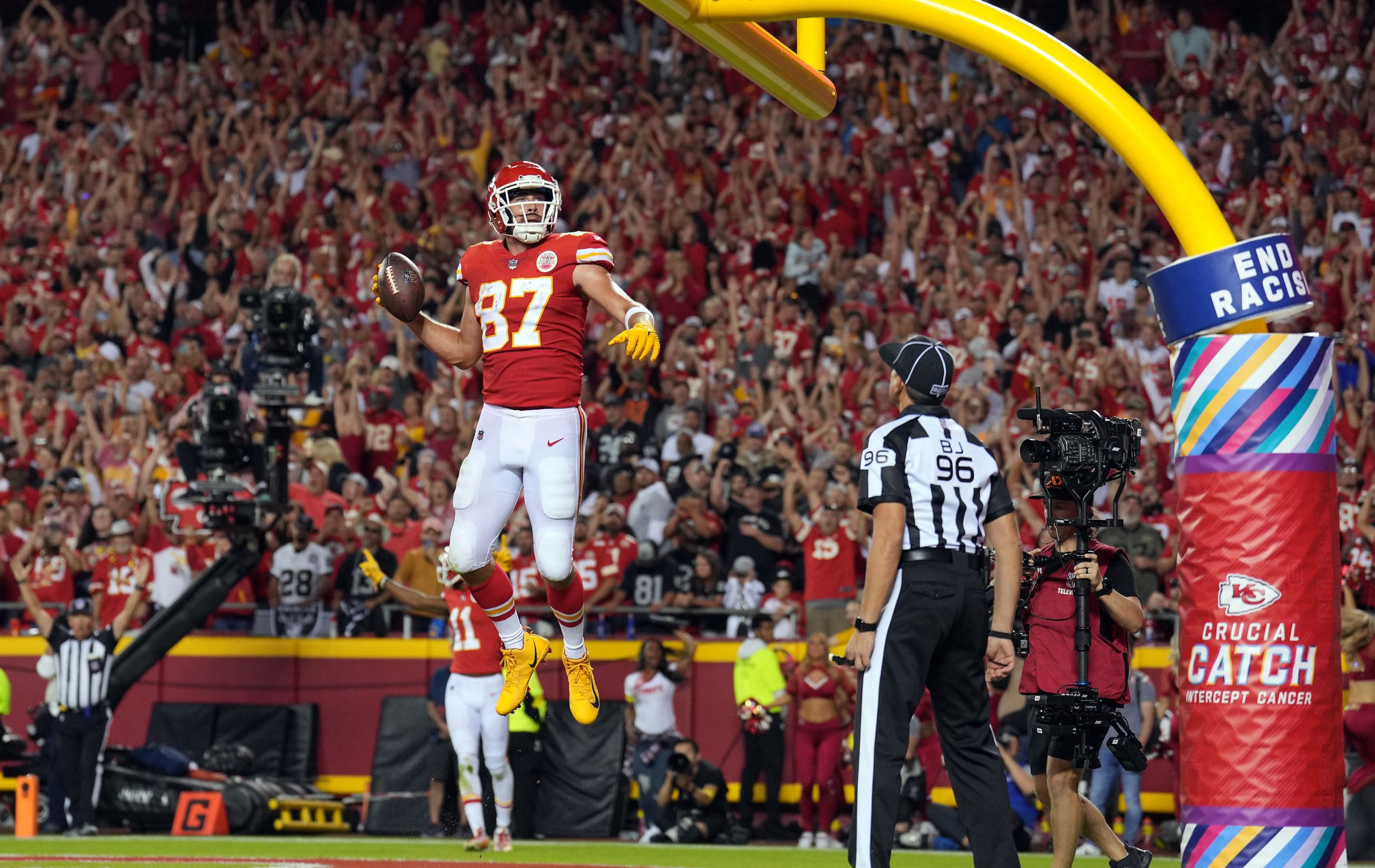 La explosión de Travis Kelce: cuatro TD y Chiefs remonta 17 puntos para vencer a Raiders