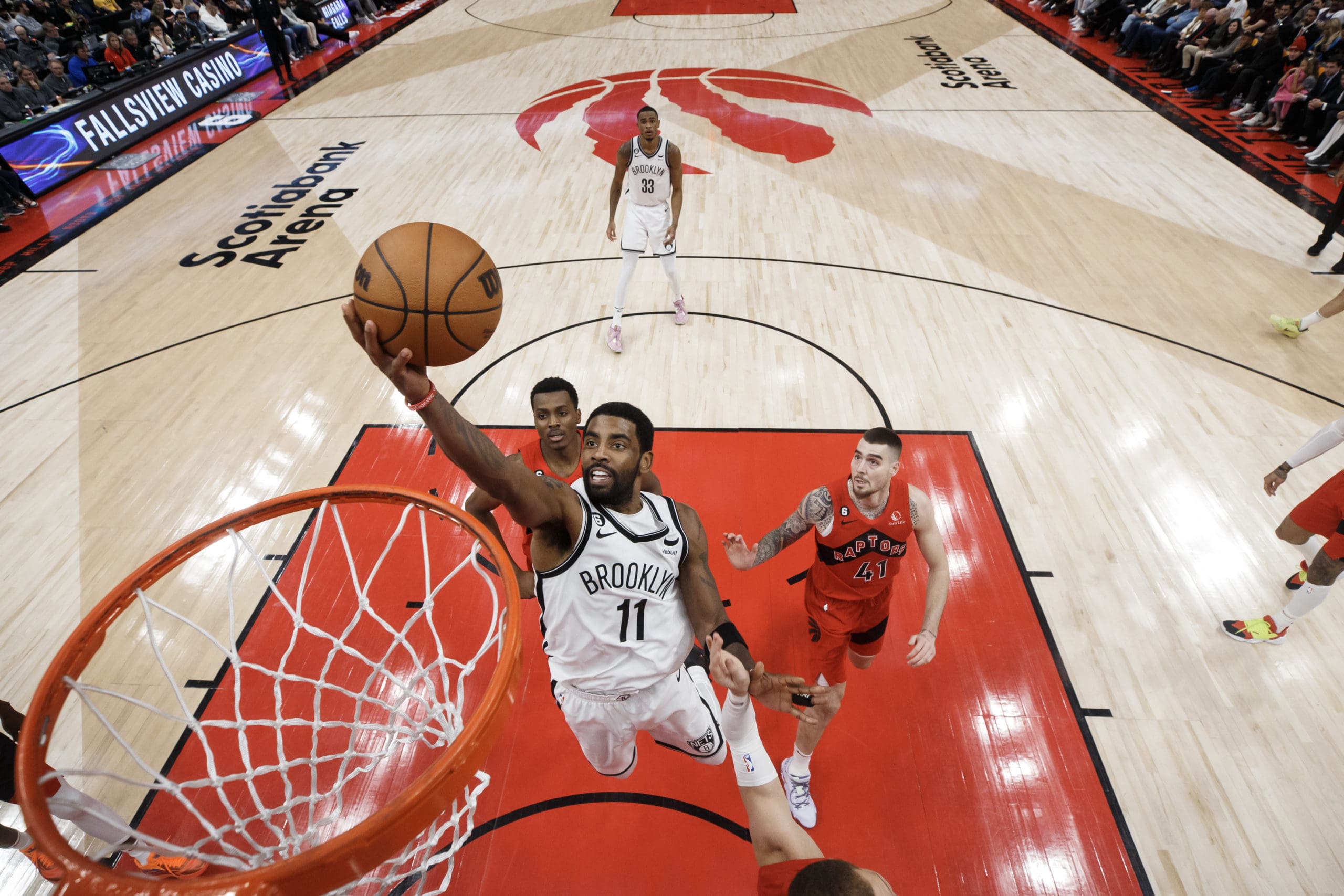 Kyrie Irving dominó a Raptors en su regreso a Canadá