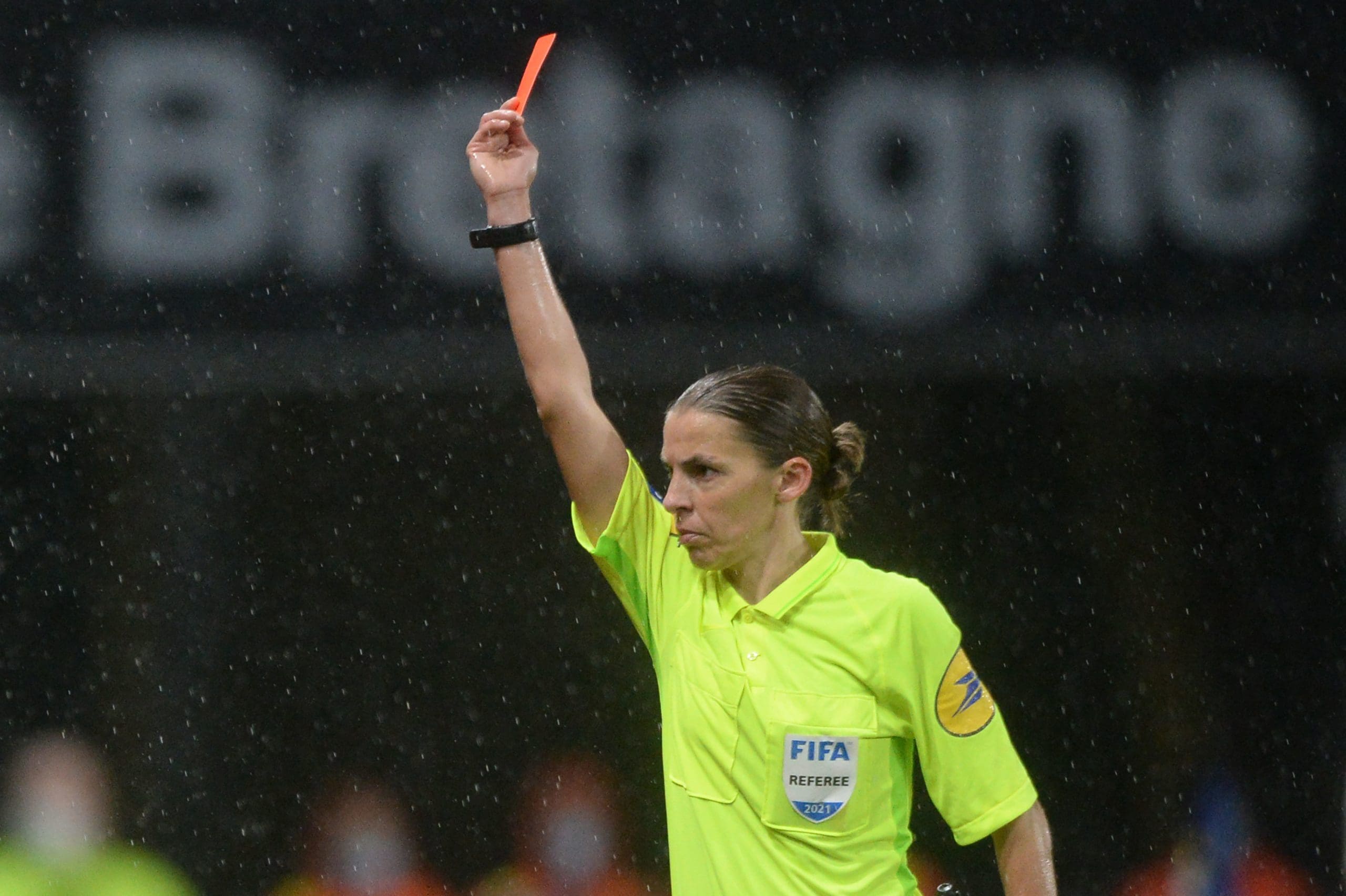 Stéphanie Frappart hace historia: primera mujer en dirigir un partido de la Copa del Mundo