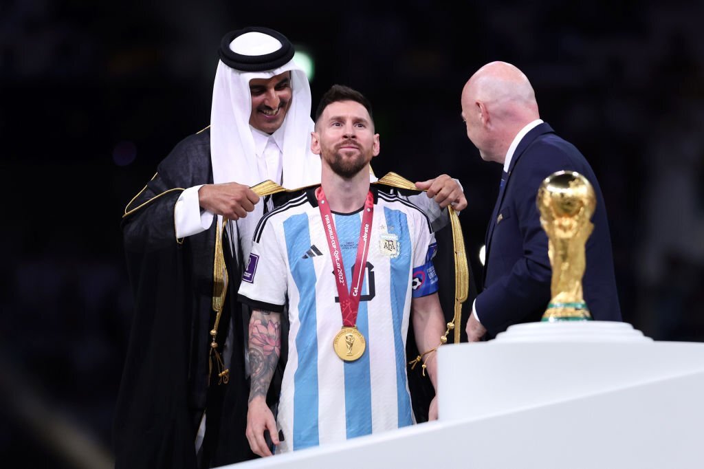 Leo Messi recibió, antes de elevar la Copa del Mundo, una capa tradicional árabe por parte del jeque Tamim bin Hamad Al Thani, Emir de Qatar