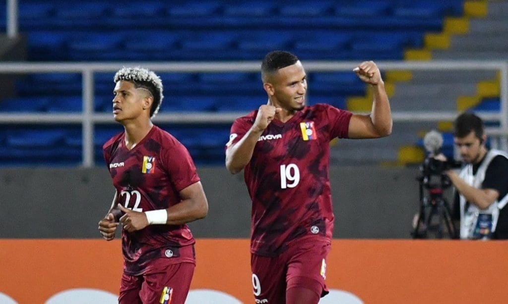 Brayan Alcócer, como ante Ecuador, anotó de penal el gol del triunfo de Venezuela contra Chile