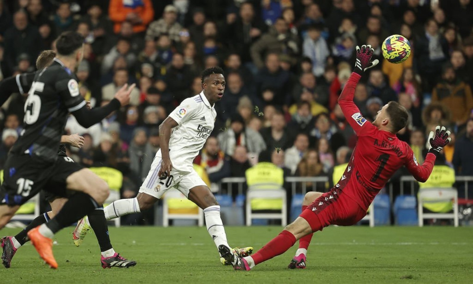 Vinicius en una oportunidad perdida ante Remiro