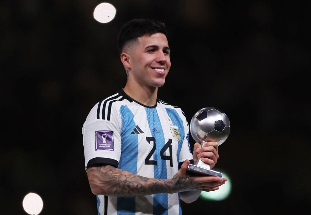 Enzo Fernández con el premio al mejor jugador joven del Mundial.