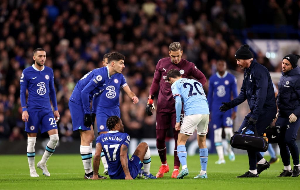 La lesión de Sterling en el partido entre Chelsea y Manchester City.