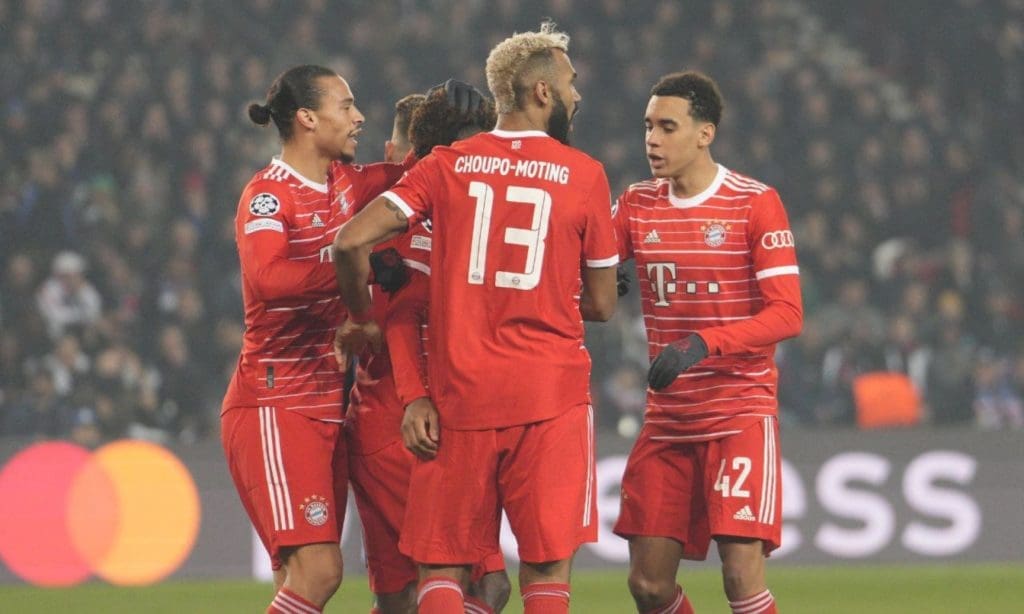 Los compañeros de Kingsley Coman lo felicitan tras su gol.