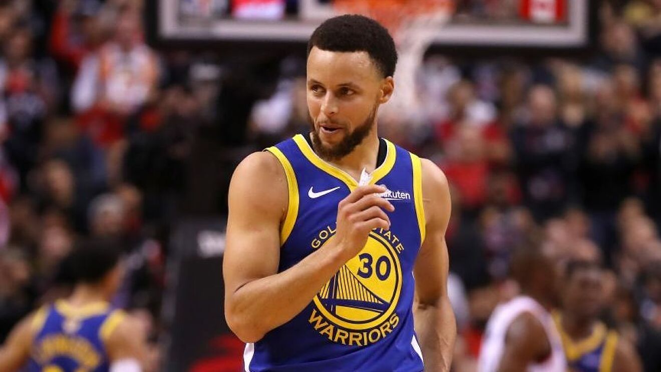 Stephen Curry escribe su nombre en cada página de la historia de los Golden State Warriors