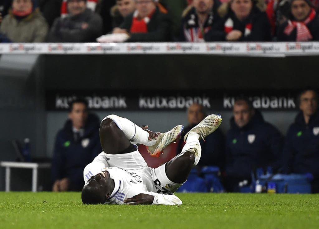 Mendy lesionado en el partido entre Athletic Club y el Real Madrid.