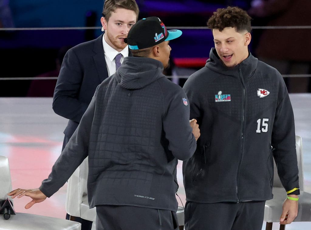 Hurts y Mahomes saludándose en la previa del Super Bowl LVII.