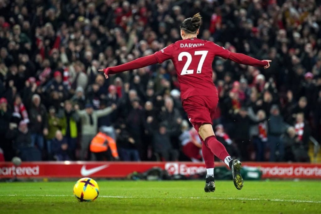 Darwin Núñez marcó doblete, siempre de cabeza, en la victoria de Liverpool 7-0 ante Manchester United