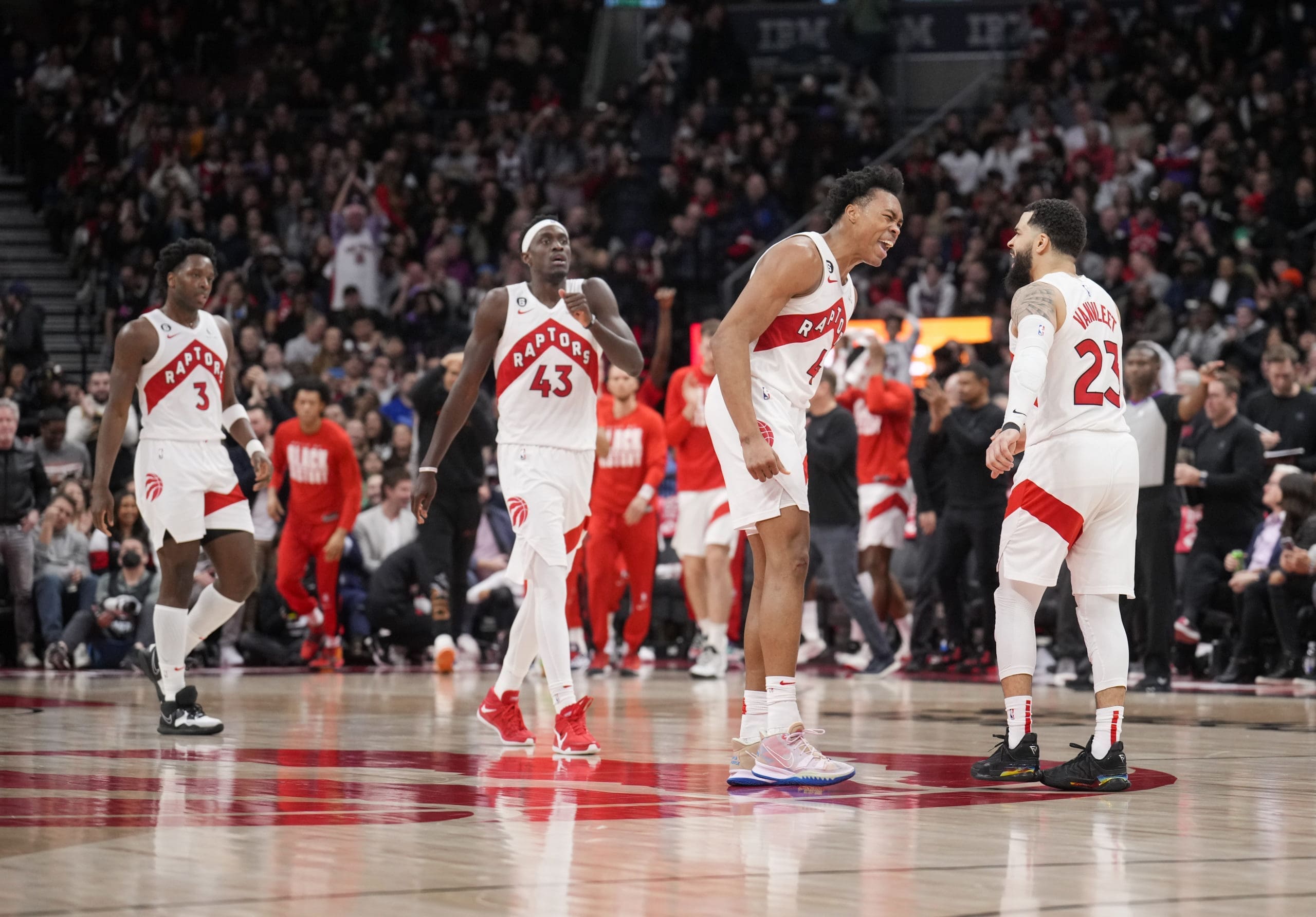 Embalados por los playoffs: Raptors vencen a Bulls en casa