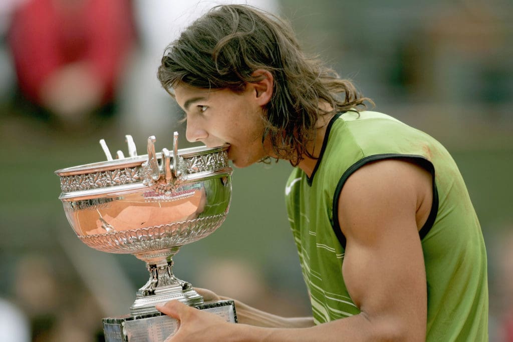 Rafael Nadal con el trofeo de Roland Garros en el 2005.