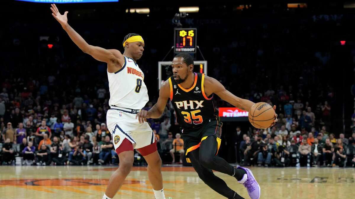 Los Nuggets, sin titulares, caen ante los Suns