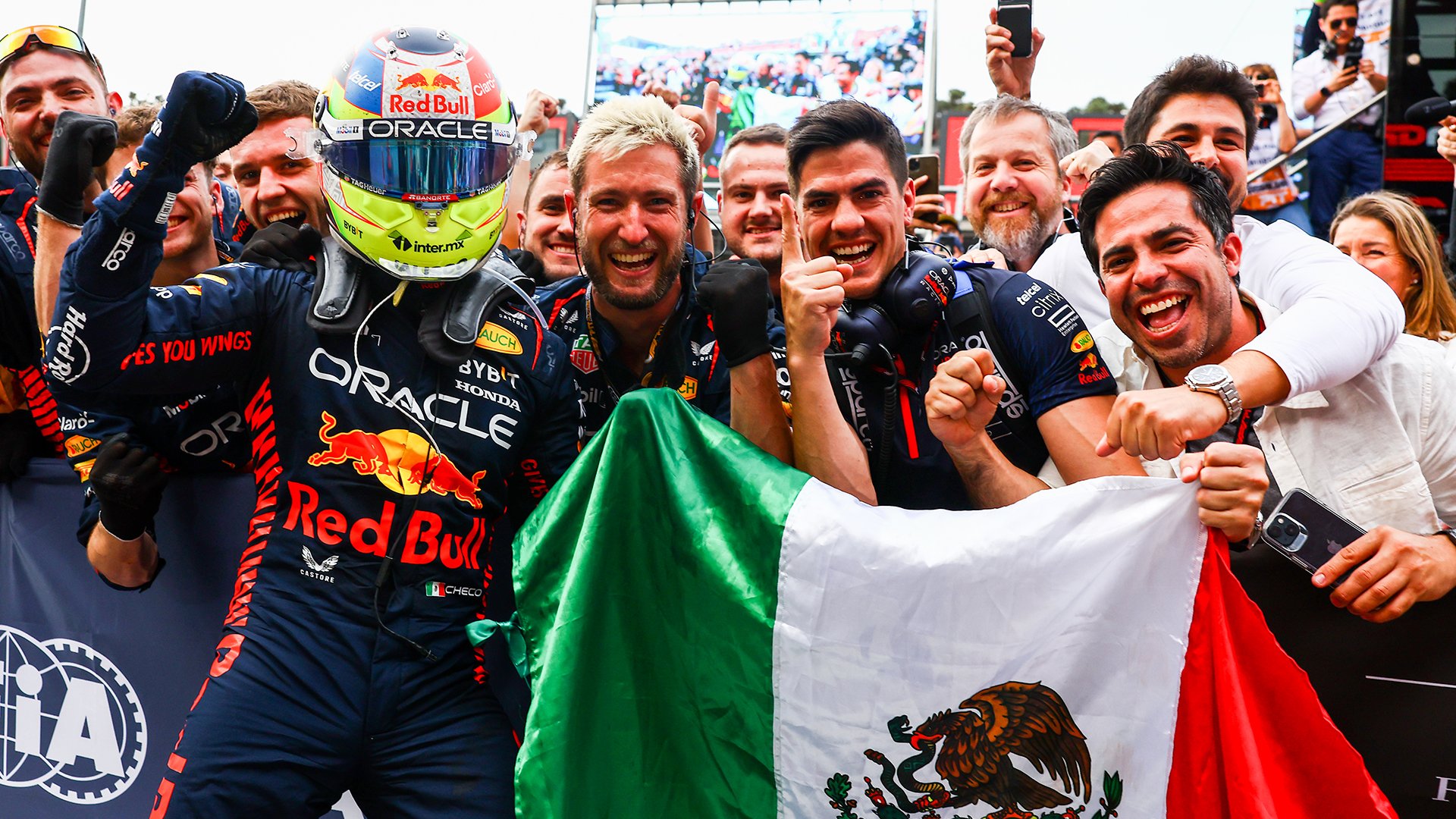 Sergio Pérez celebra su victoria en Bakú