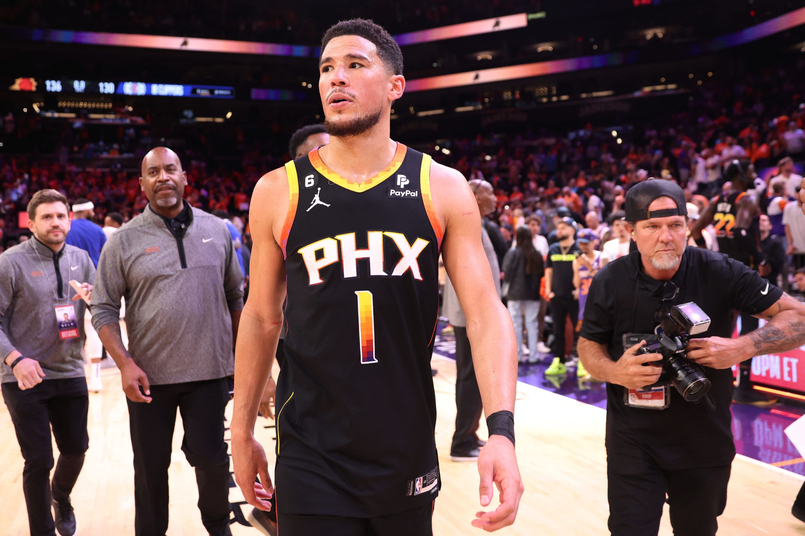 Suns elimina a Clippers con actuación sublime de Devin Booker