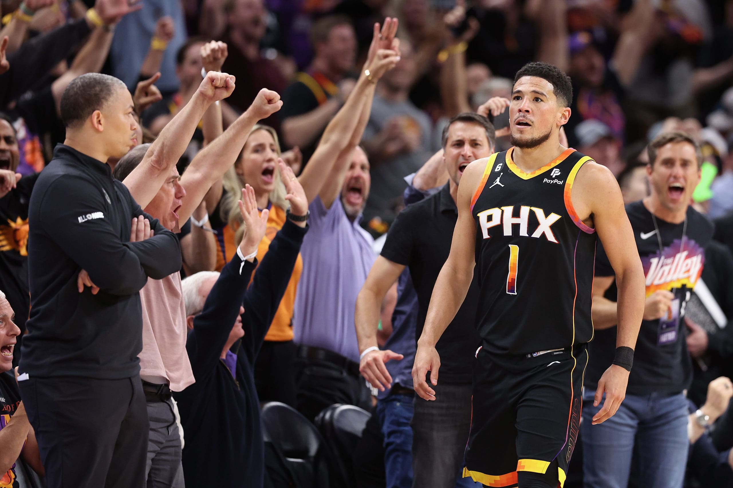 Durant y Booker se combinan con 63 puntos para vencer a Clippers