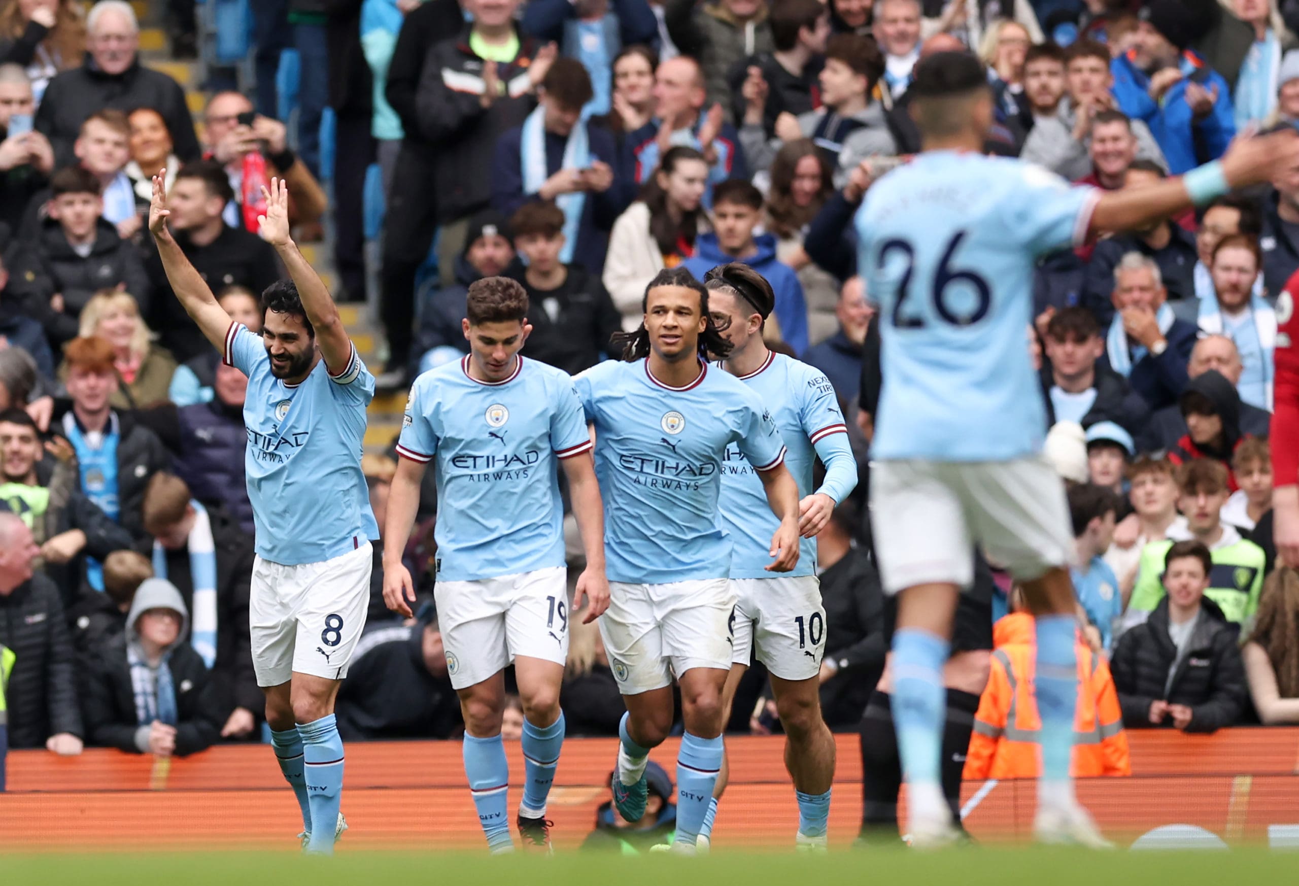 El Manchester City arrasa al Liverpool y mantiene firme el pulso por la Premier