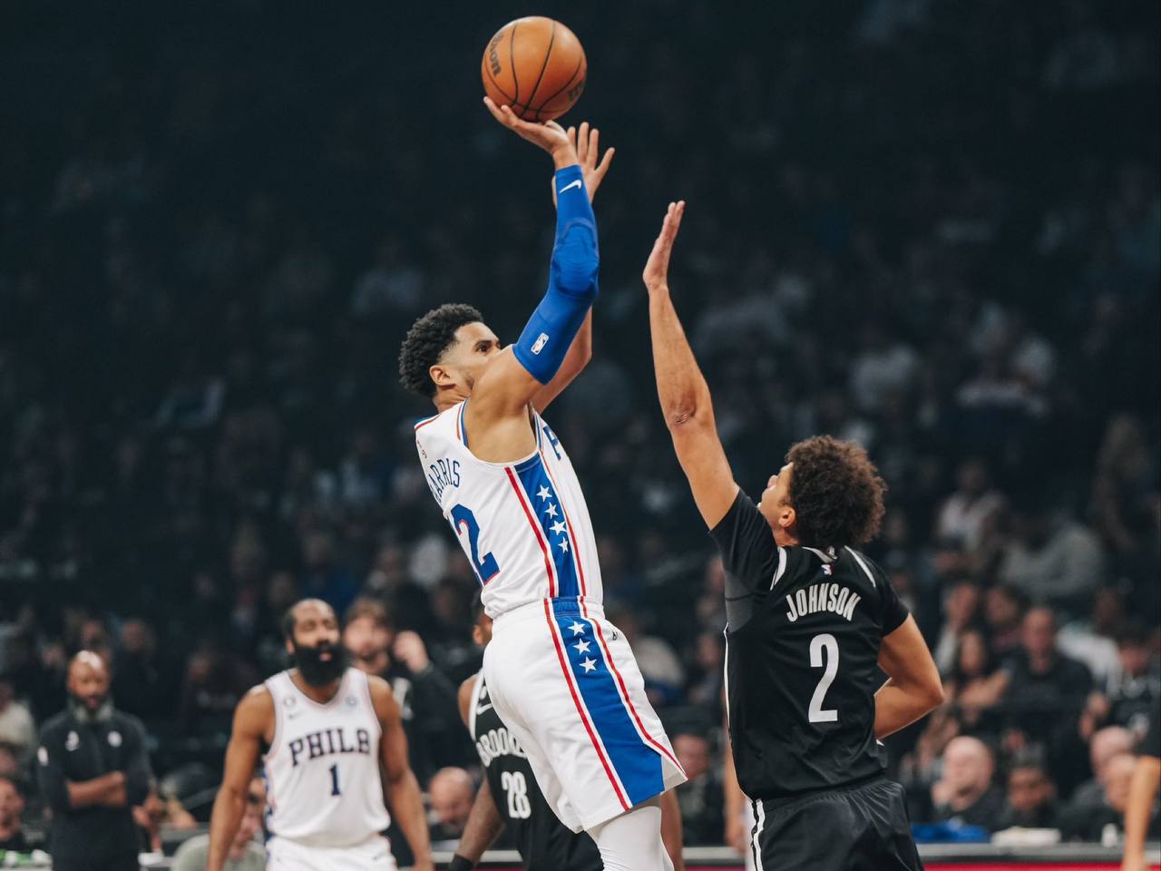 Los 76ers barren a los Nets y esperan por su rival en segunda ronda de Playoffs