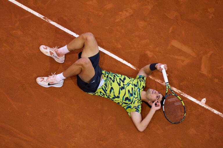 Carlos Alcaraz reconquista Madrid tras ganar a Struff una batalla a tres sets.