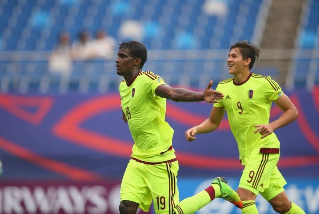 Sergio Córdova y Ronaldo Peña ante Vanuatu.